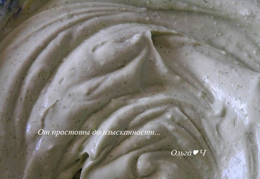 1. Этап. Мятный мини-чизкейк: Сливки взбейте с ванилином, добавьте в мятную сырную массу, перемешайте, затем добавьте теплый желатин. Все тщательно перемешайте.