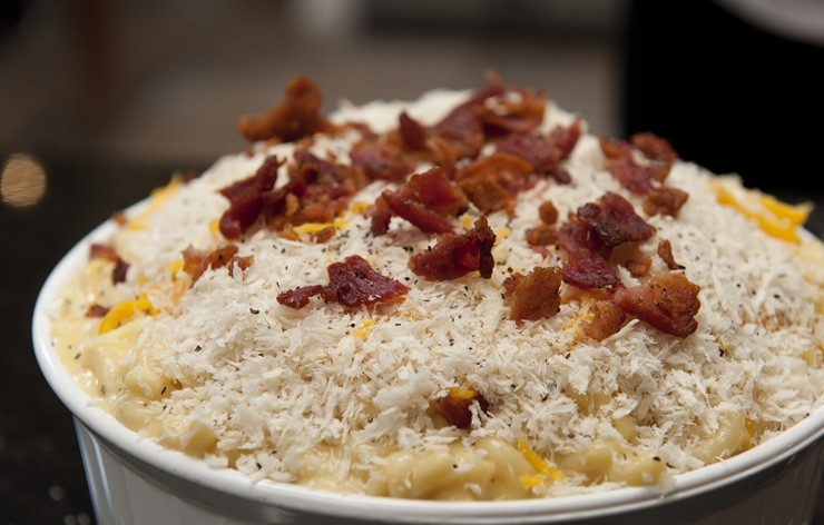 1. Этап. Макаронная запеканка: Посыпаем сверху хлебными крошками, оставшимся сыром и беконом. Выпекаем при температуре 300 градусов 20-30 минут, пока сверху не появится запеченная корочка.