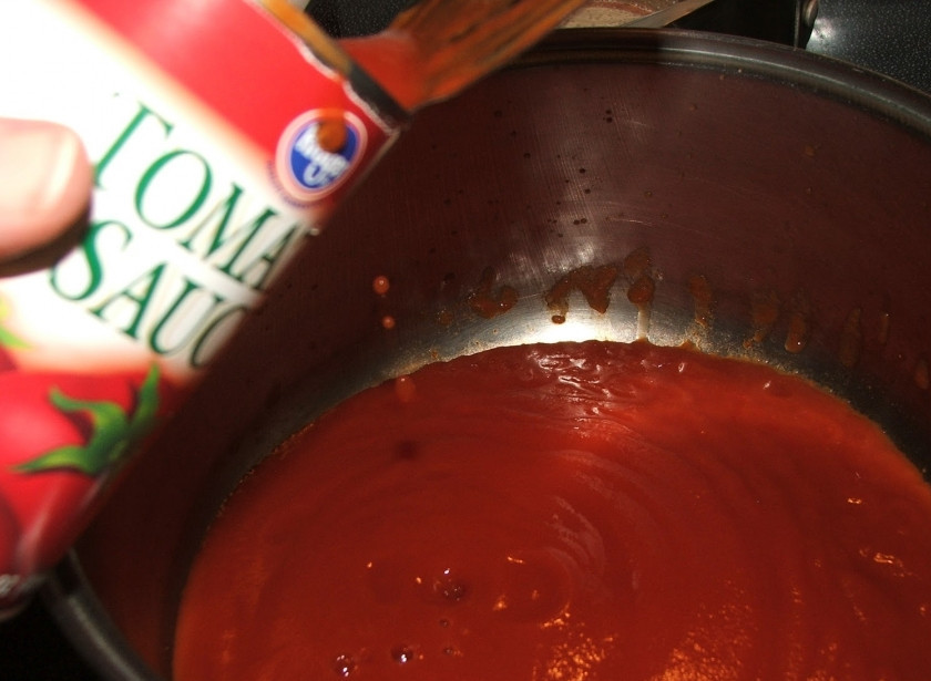 1. Этап. Консервированная фасоль в томатном соусе: В кастрюлю выложите томатную пасту.