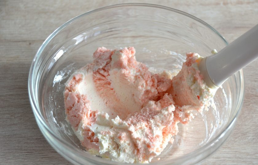 1. Этап. Профитроли без глютена: Смешайте массу со сливочным творожным сыром до однородности.