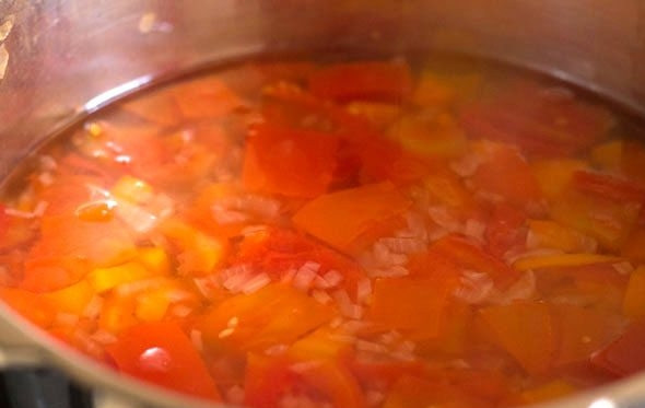 1. Этап. Томатно-морковный суп: 3. Варите на среднем огне до мягкости моркови (время зависит от размера кусочков).