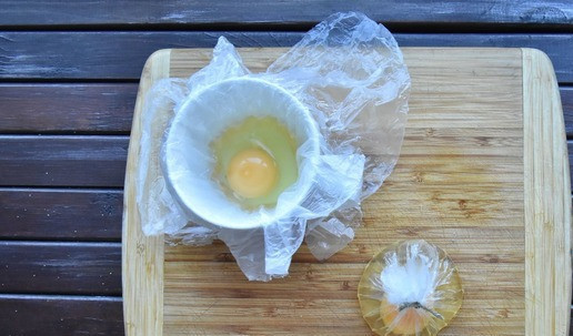 1. Этап. Утренняя полента с грибами и яйцом: Для яйца пашот использую пищевую пленку, которую смазываю капелькой растительного масла и помещаю в чайную чашку. Вбиваю в углубление яйцо, стараясь не повредить целостность желтка. Собираю концы пищевой пленки сверху и завязываю узелок, внутри которого находится сырое яйцо.