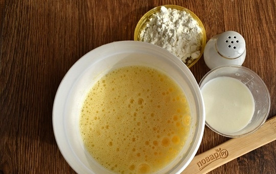 1. Этап. Хейгенек: Взбейте яйца до пышной пены, влейте теплое молоко, добавьте соль, муку и все тщательно размешайте.