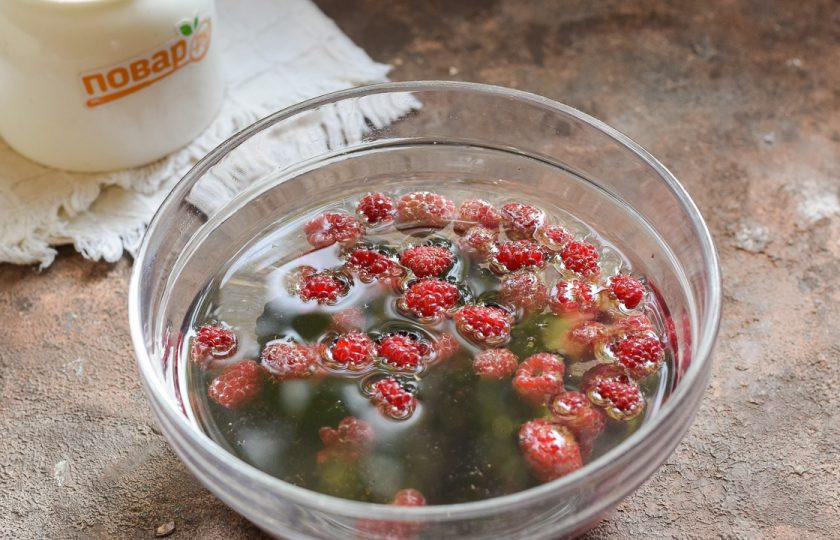 1. Этап. Компот из ежевики и малины на зиму: Ягоды переложите в воду, аккуратно промойте и после воду слейте.