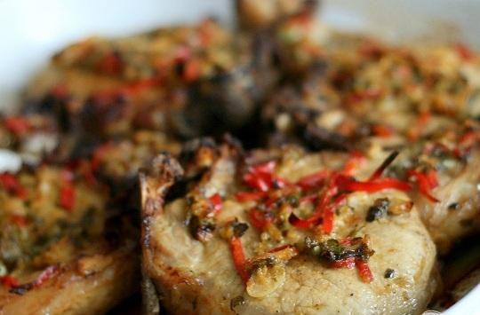 1. Этап. Свиные отбивные в сумасшедшем маринаде: 5. В форму для запекания кладем мясо. Поливаем маринадом и минут на двадцать отправляем запекаться в духовку. Далее вынимаем и подаем к столу.