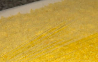 1. Этап. Салат из ставриды: Желтки - это верхний слой салата и сделать его нужно максимально ровным и красивым. Можно натереть желтки на терке, можно размять вилкой. И вот наш салат готов. Теперь его необходимо отправить в холодильник на минимум часа 3. За это время все слои пропитаются и вкус салата станет неповторимо вкусным.