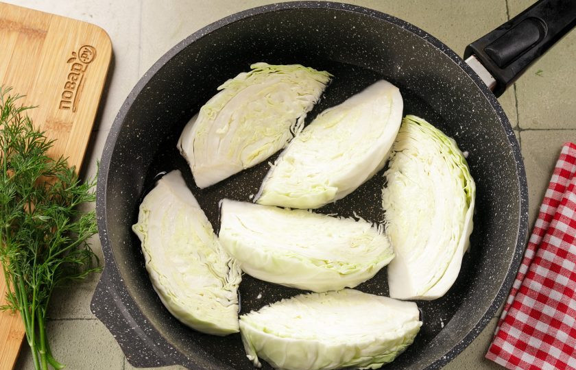 1. Этап. Капуста припущенная: В широкий сотейник или сковороду выложите подготовленную капусту. Налейте воду, примерно с пол пальца.