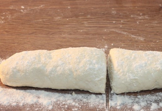 1. Этап. Творожное печенье с виноградом кишмиш: 6. Скатываем тесто в валик и делим на 2 части. Кладем заготовки теста на блюдо, затем в прозрачный пакет и убираем в холодильник на 30 минут.