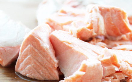 1. Этап. Рыбный суп-пюре: Рыбу достаем из кастрюли. Удаляем кожуру и кости. Измельчаем филе.