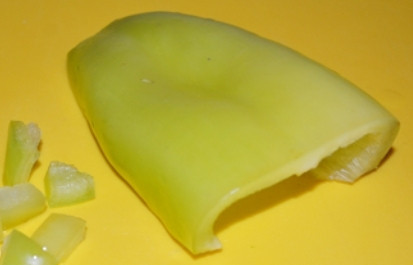 1. Этап. Кролик, тушенный в вине с овощами: Перец очистим от сердцевины с семенами и нарежем небольшими кубиками.