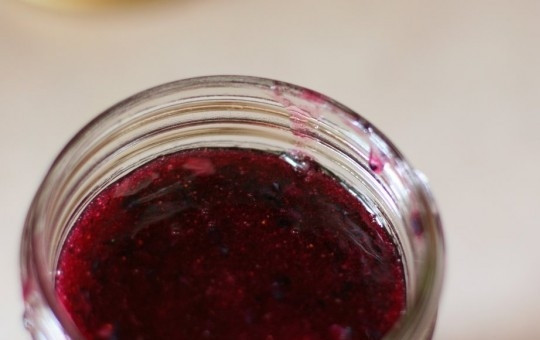 1. Этап. Джем из черники: Разливаем джем по контейнерам или баночкам. Наливаем не до конца, оставляя место (в морозилке джем 