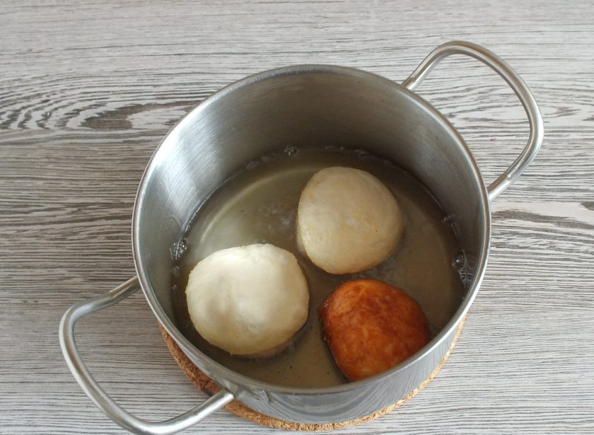 1. Этап. Пончики в хлебопечке: Опускайте по 3 заготовки в разогретое масло. Пончики должны свободно плавать в масле. Обжаривайте с двух сторон до румяного цвета.