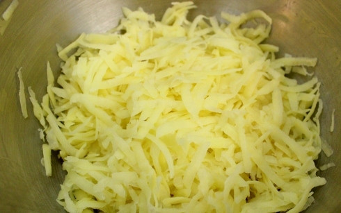 1. Этап. Картофельные пампушки с творогом: Картофель очистить и натереть на терке. Выжмите всю влагу, поместив картофель в марлю и отожмите из него таким образом всю влагу.