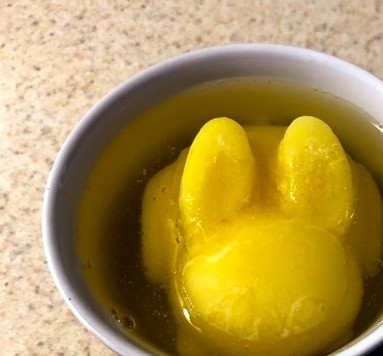 1. Этап. Желе Солнечный зайчик с ананасовым смузи: 7. В холодный стакан выкладываем смузи в виде зайчика. 8. Заливаем постепенно желатином. Сначала, треть стакана, потом еще треть, делая паузы. Не торопитесь, так как при быстрой заливке зайчик может всплывать. Если все-таки это произошло, то его можно аккуратно кончиком ложки немного 