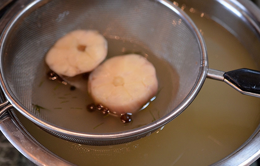 1. Этап. Огурцы соленые (без уксуса): 8. Все травы и специи выбрасываем, рассол процеживаем.