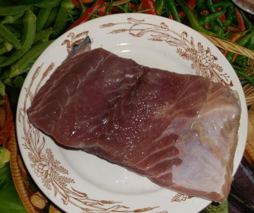 1. Этап. Сазан на пару: Филе сазана промываем и подсушиваем бумажным полотенцем.