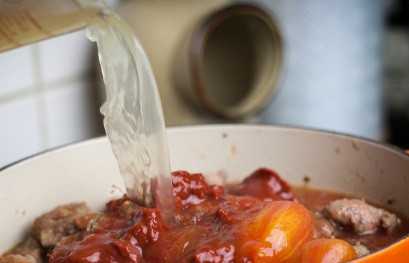 1. Этап. Свинина с фасолью и помидорами: 6. Наконец, вливаем бульон. Еще раз перемешиваем.