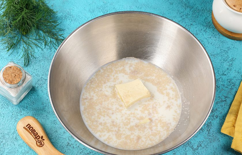 1. Этап. Пампушки с чесноком к борщу: Соедините тёплое молоко, сливочное масло, дрожжи и сахар.