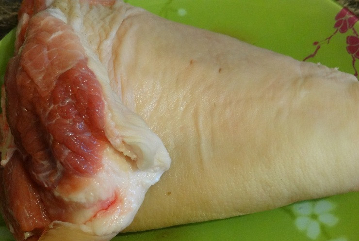 1. Этап. Рулет из свиной рульки: Для начала рульку следует тщательно промыть и вытереть насухо.