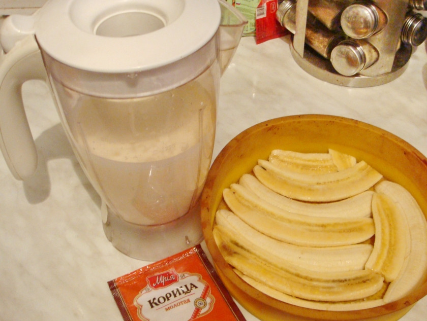 1. Этап. Банановая запеканка с йогуртом: 1. Я такой десерт готовлю на скорую руку. Этот рецепт одинаковый для духовки и для мультиварки. Его отличительная особенность в том, что для приготовления запеканки не требуются мука и сахар (его заменяют бананы). Итак, для начала нам нужно взбить творог и нарезать фрукты.