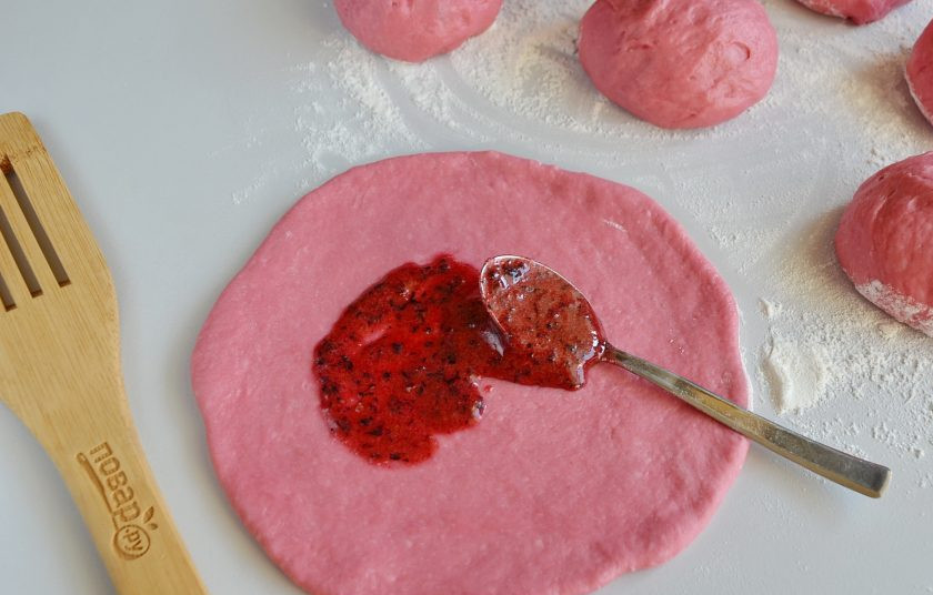 1. Этап. Плюшки Для любимых: Наберите 1-2 чайной ложки ягодной смеси и распределите по тесту.