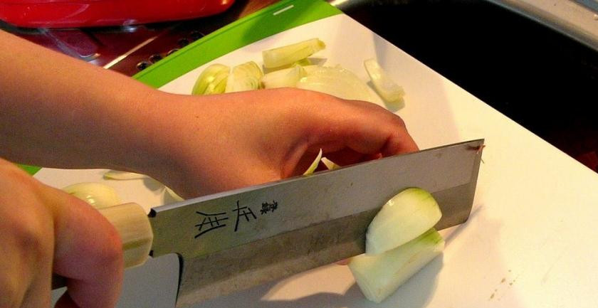 1. Этап. Тюрингский луковый суп: Мясной бульон ставим подогреваться. Тем временем чистим и немелко нарезаем лук.