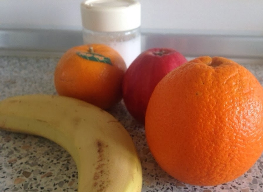 1. Этап. Салат из бананов и апельсинов: Помойте фрукты.