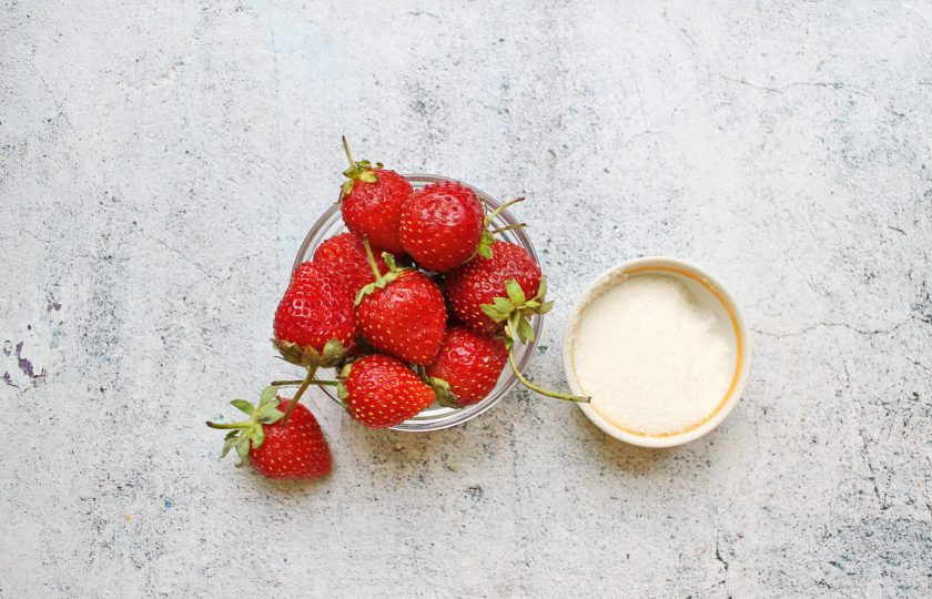 1. Этап. Компот из клубники Виктория: Подготовьте все необходимые ингредиенты для приготовления компота из клубники 