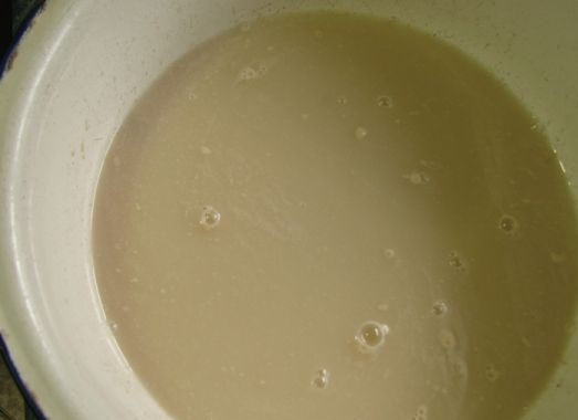 1. Этап. Постные пирожки на сковороде: 1. Стакан воды немного подогреть и растворить в ней сахар и дрожжи. Как следует перемешать, добавив немного муки. Оставить минут на 10.