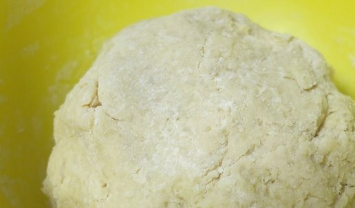 1. Этап. Пирог Индейка в сливках: Добавить муку, замесить тесто. Шарик теста убираем в холодильник на 15 минут.