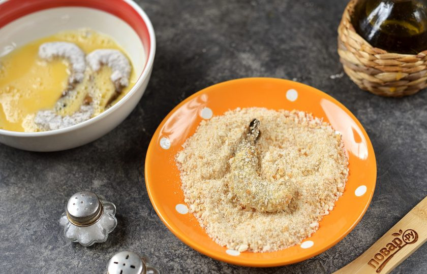 1. Этап. Креветки в панировке на сковороде: И тщательно запанируйте в сухарях.