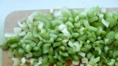 1. Этап. Суп из сельдерея для похудения: Душевненько нарезаем сельдерей и перец.