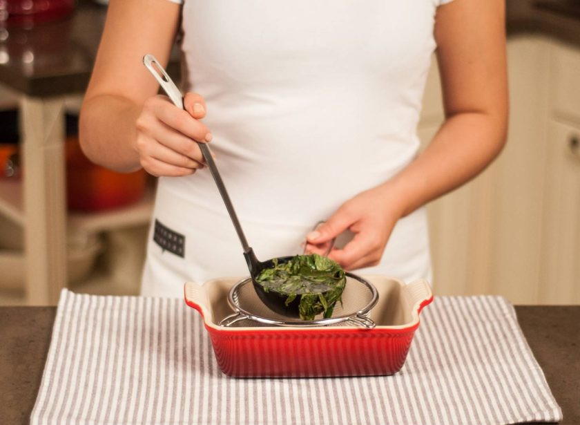 1. Этап. Салат с фруктами: 3. После остывания пропускаю все через мелкое сито, чтобы убрать зелень. Получившуюся смесь разливаю по формочкам для льда и отправляю в морозильник на 4-6 часов.