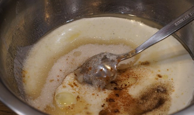 1. Этап. Кексы со смородиной на кефире: В миску наливаем кефир, растительное масло, добавляем сметану, крахмал, сахар, ванильный сахар, имбирь, корицу, соль. Перемешиваем, получая однородную массу.