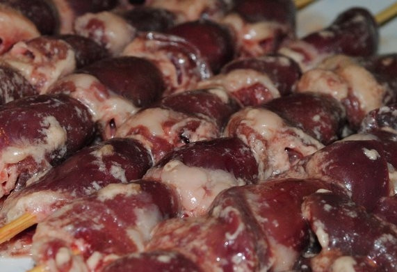 1. Этап. Шашлык из куриных сердечек: Сердечки нанизать на предварительно вымоченные в воде шпажки.