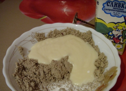 1. Этап. Торт Амурский: 2. Делаем крем. Халву толчем или перемалываем в блендере в мелкую крошку. Добавим сливки и сгущенку.