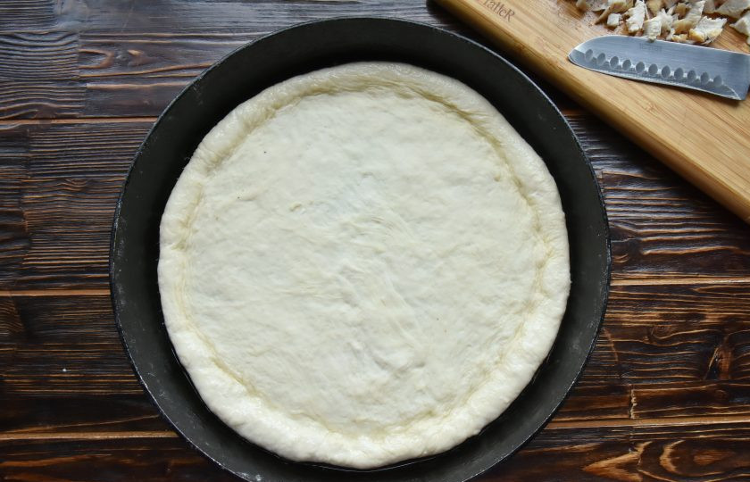 1. Этап. Пицца Альфредо: Тесто разделите на две части. Каждой части придайте желаемую форму. Выложите тесто в форму для выпекания, формируя бортики.