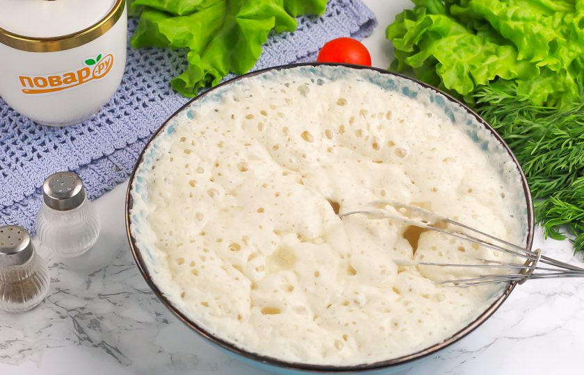 1. Этап. Кисло-сладкий хлеб: Влейте растительное масло и перемешайте все с помощью венчика или вилки.