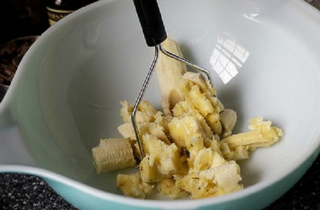 1. Этап. Постная банановая коврижка в мультиварке: Сначала разберемся с бананами. Они нам должны заменить элемент яиц, так как тоже обладают связующими способностями. Разминаем кусочки бананов вилочкой или картофеледавкой.