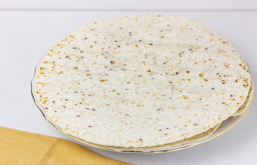 1. Этап. Тортилья с сыром: Накройте второй тортильей и придавите. Выложите на сухую горячую сковороду и обжарьте с двух сторон на среднем огне до румяности. Сыр внутри должен расправиться.