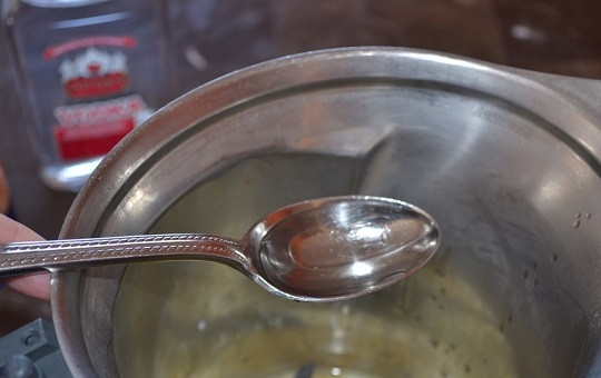 1. Этап. Чебуреки на водке: 2. Добавьте водку.