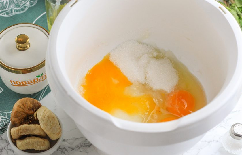 1. Этап. Пирог с сушеным инжиром: Куриные яйца вбейте в чашу кухонного комбайна или миксера, всыпьте соль и сахар. Взбейте примерно 4-5 минут на самой высокой скорости техники.