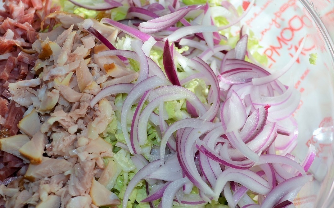 1. Stage. Crumb Salad: Chop the onion into feathers, add.