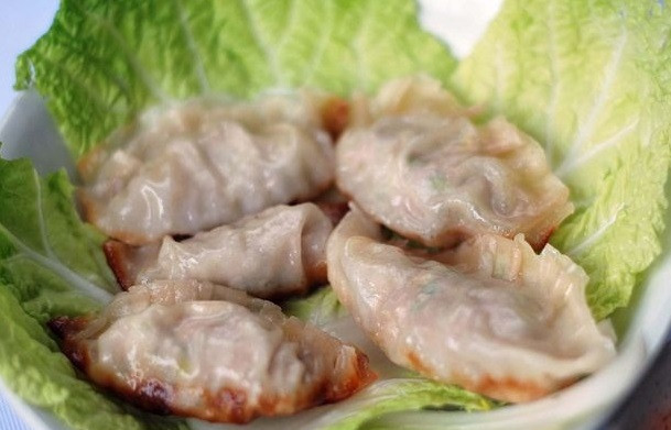 1. Этап. Китайские пельмени: 6. Подавайте китайские пельмени на капустной листе с соевым соусом. Приятного аппетита!