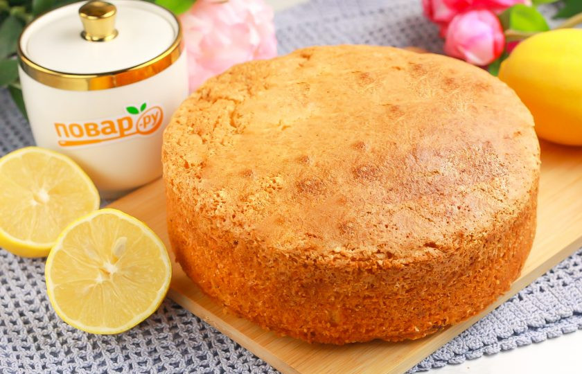 1. Этап. Лимонный бисквит: Когда он полностью остынет, подрежьте края ножом прямо в форме и извлеките пирог на тарелку.