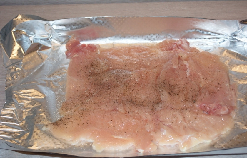 1. Этап. Мясо по-французски из курицы: Мясо следует поперчить и посолить по вкусу.