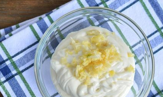 1. Этап. Фасолевый салат с курицей: Чеснок пропускаем через пресс и соединяем с майонезом.