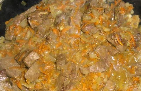 1. Этап. Начинка с печенью для пирожков: Соли и перчим по вкусу. Постоянно перемешивая готовим до полной готовности.