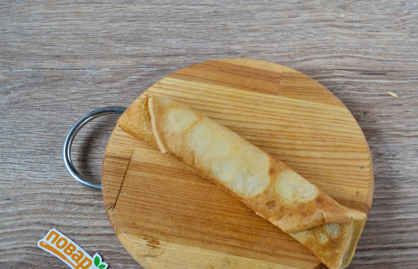 1. Этап. Блинный пирог с курицей и грибами: Заверните блин в рулетик. Аналогично сформируйте еще примерно 7 рулетов. Количество рулетов зависит от размера вышей формы.