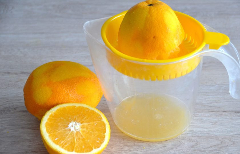 1. Этап. Торт Нежное облако: Выжмите апельсиновый сок. Для рецепта потребуется 200 мл.